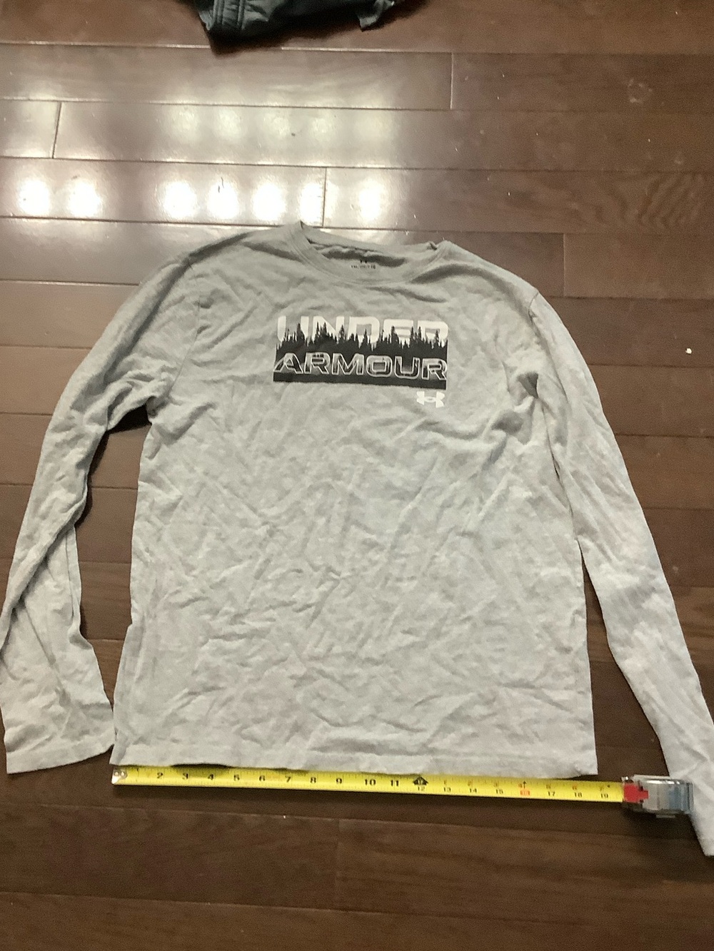 Under Armour youth Gray Long Sleeve Crew with Logo Graphic